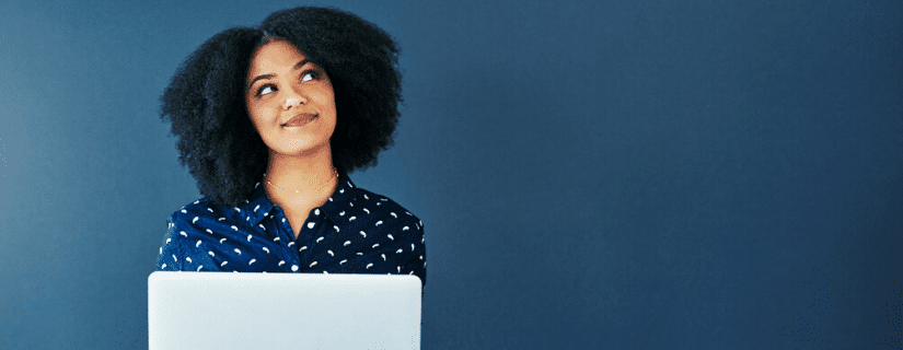 vrouw achter laptop die omhoog kijkt en overweegt.